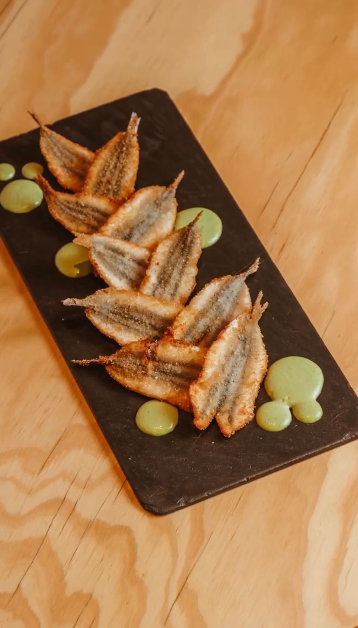 Boquerones Empanados y Fritos con Panizza y Salsa Verde  en 