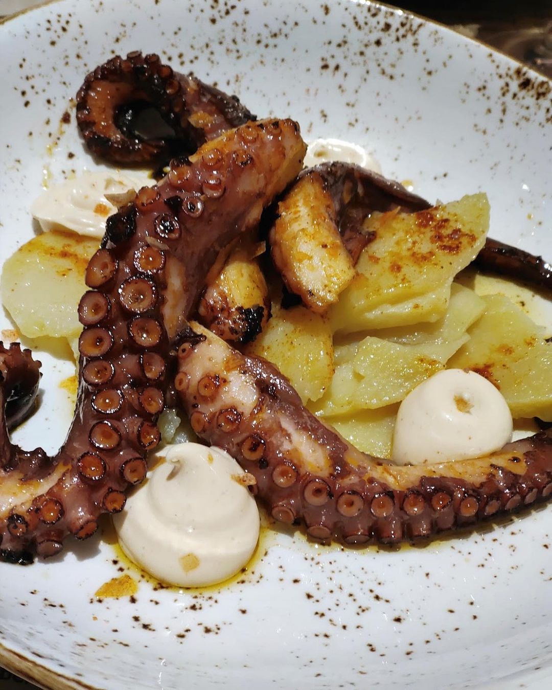 PULPO A LA BRASA CON PATATA ASADA Y MOJO en Badajoz