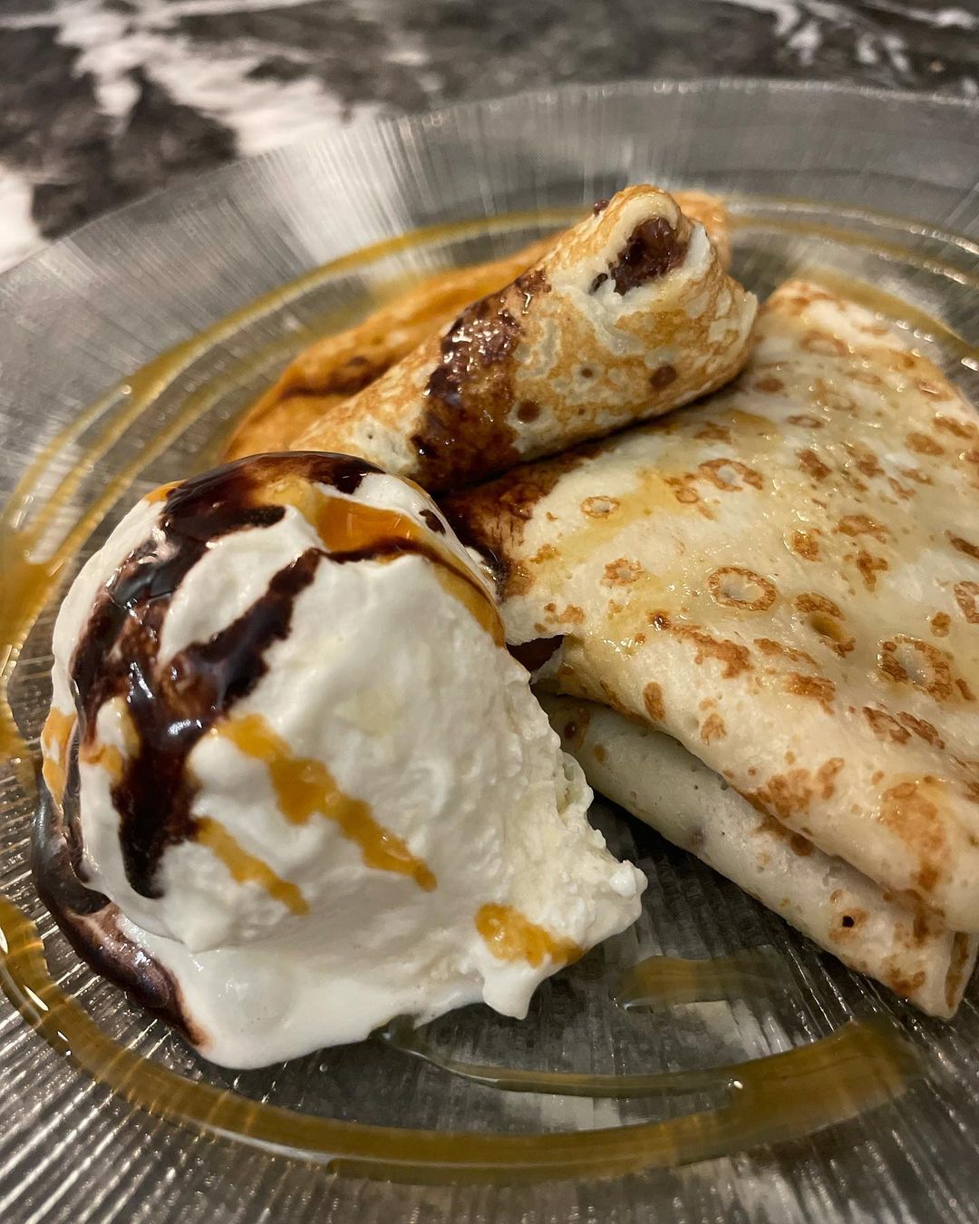 CREPES RELLENOS DE NUTELLA Y HELADO DE CARAMELO en Badajoz