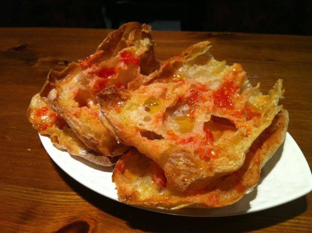 Pan de cristal diamante con tomate, aceite y sal en 