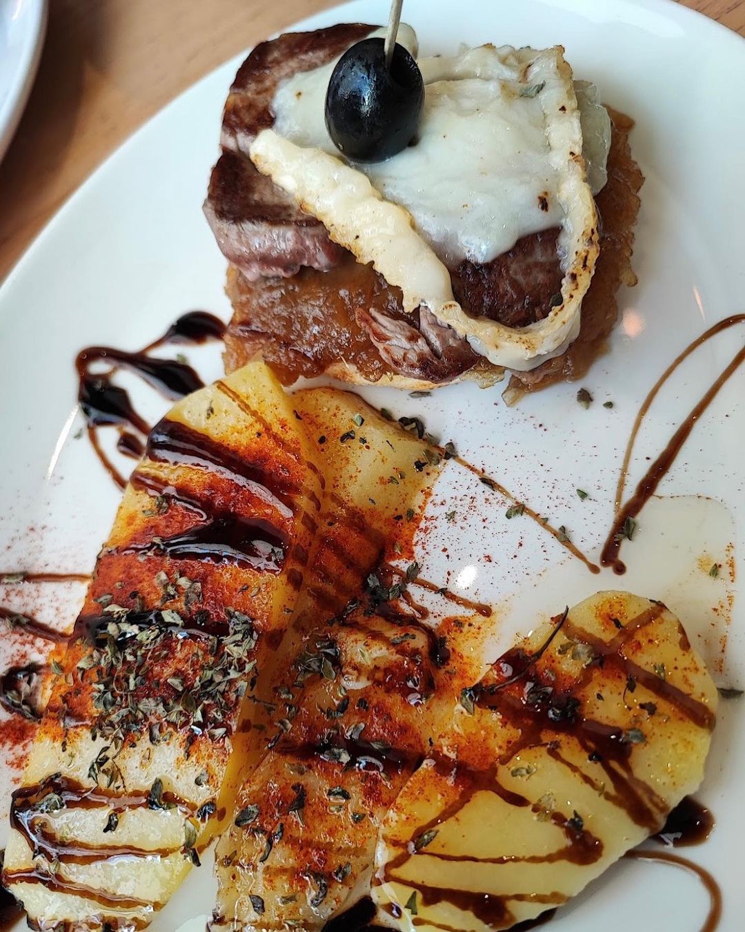 TOSTA DE SOLOMILLO IBÉRICO, RULO DE CABRA Y CEBOLLA CAR en Badajoz