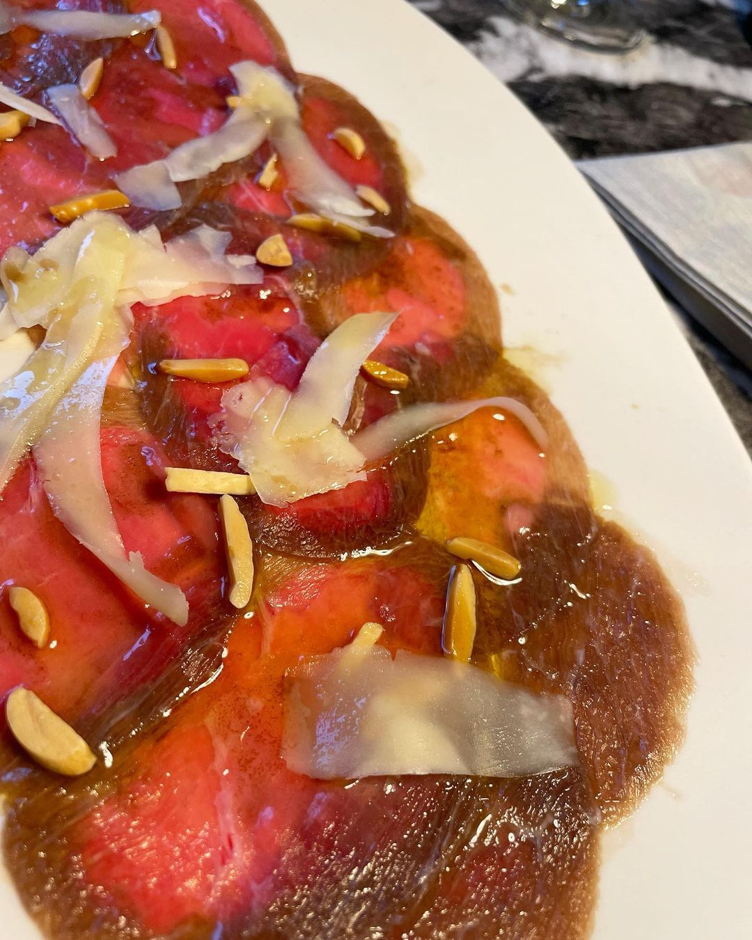 CARPACCIO DE PICAÑA CON PARMESANO Y ALMENDRA en Badajoz