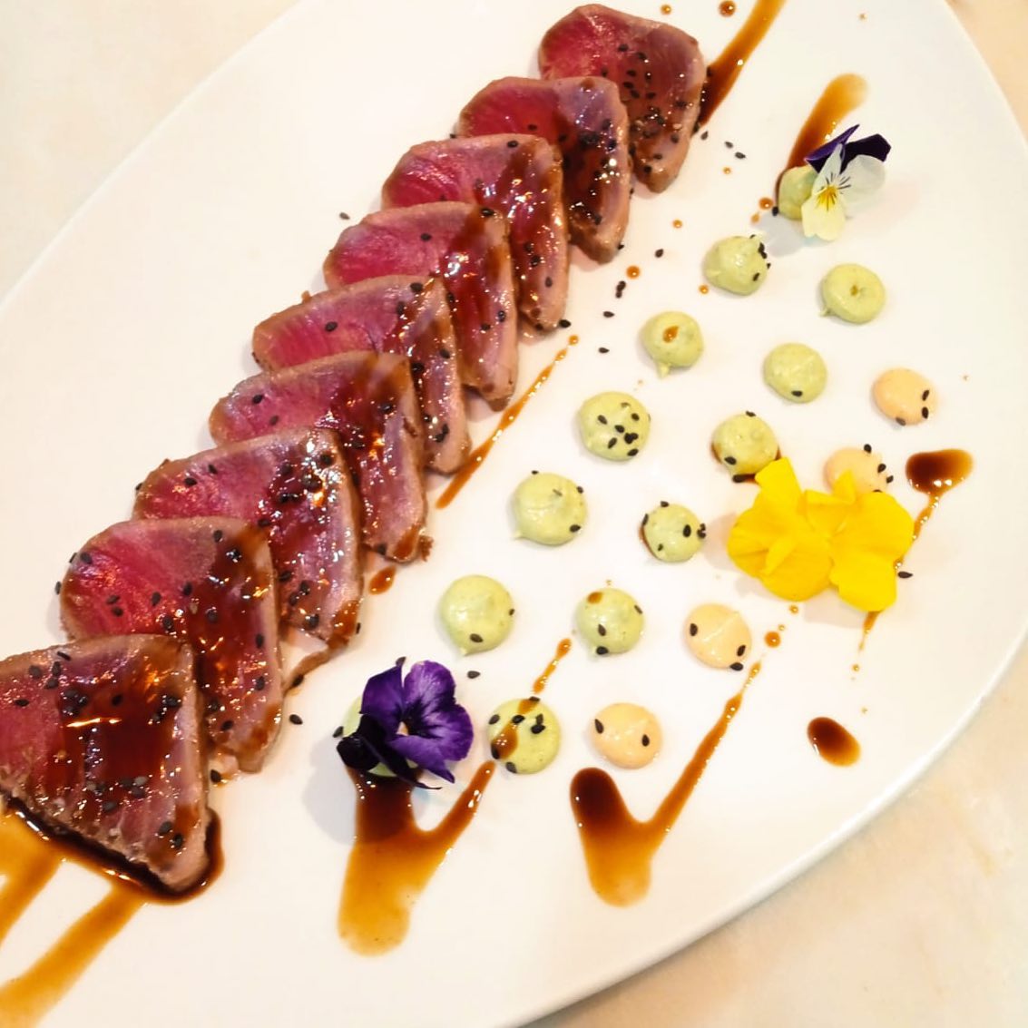 TATAKI DE ATÚN CON MAYONESA DE HIERBAS en Badajoz