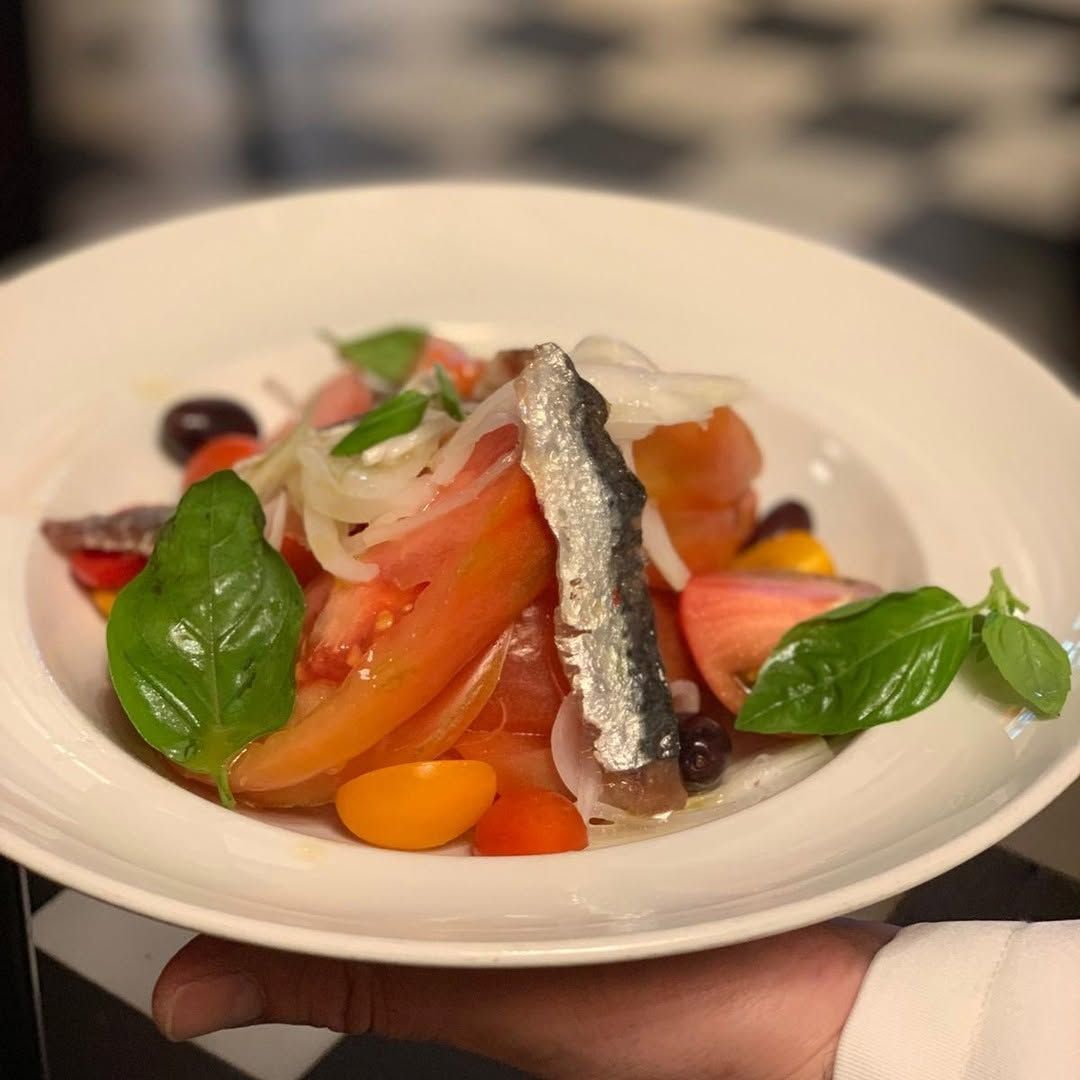 Ensalada refrescante de tomate con cebolla y sardinas marinadas en 