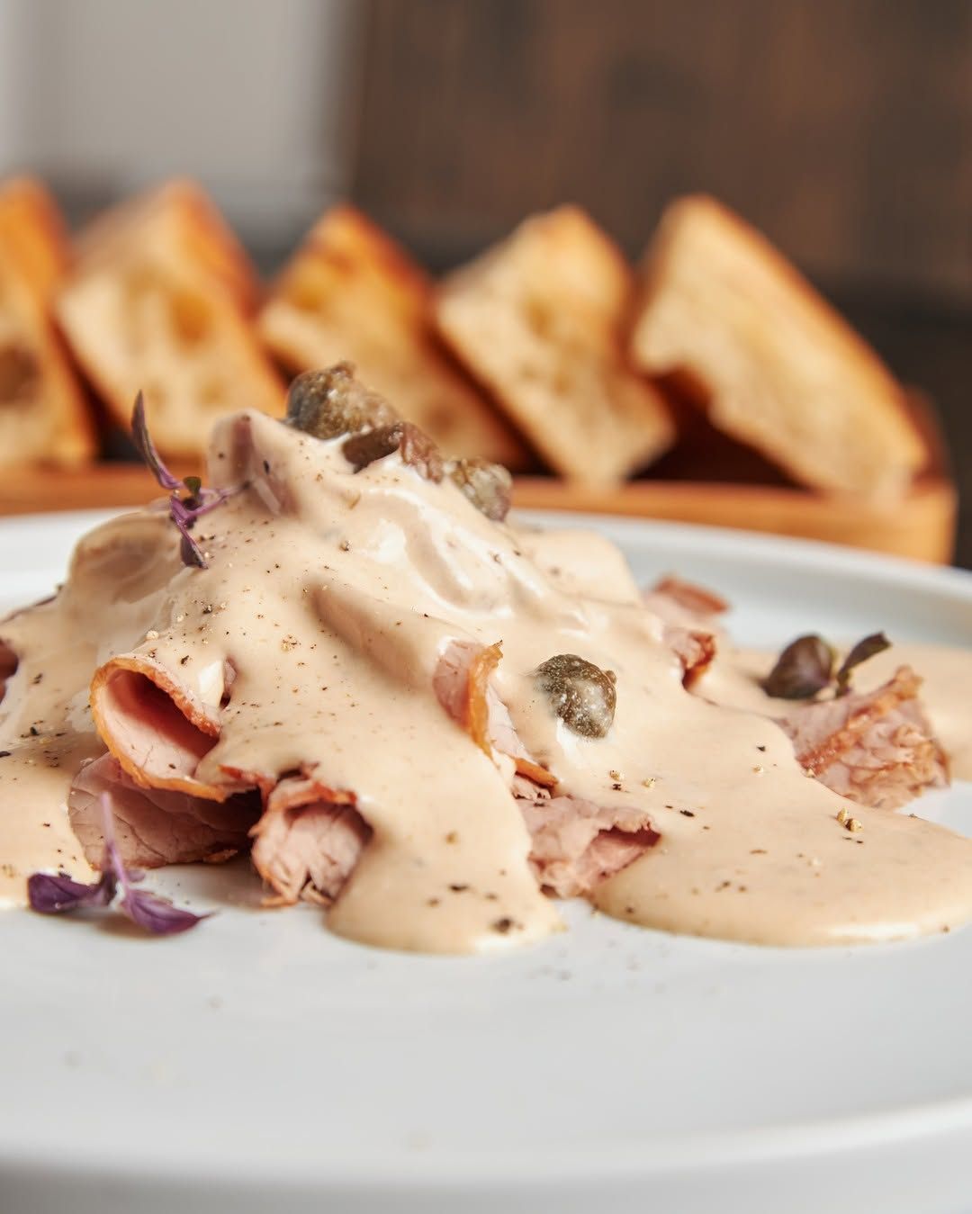 Vitello Tonnato con Salsa de Atùn, Anchoas y Alcaparras en 