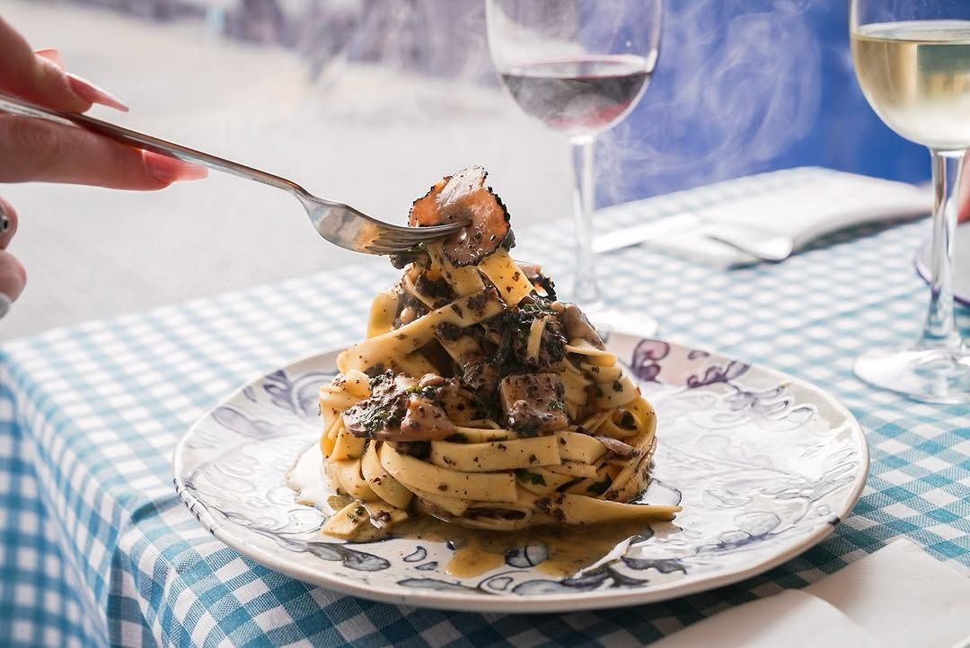 tagliatella de pasta fresca salteadas con setas y crema de trufa en 
