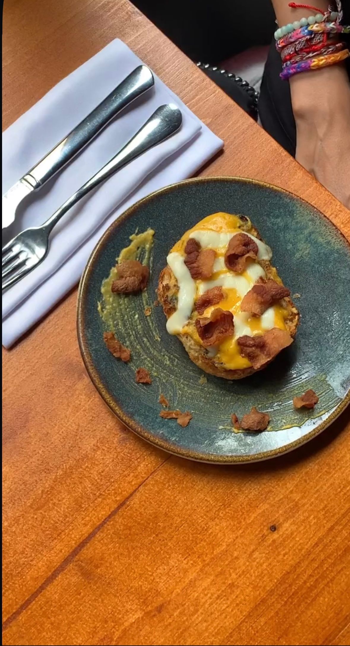 TOSTADA DE PAN CASERO CON crema de calabaza y quesos con guanciale en 