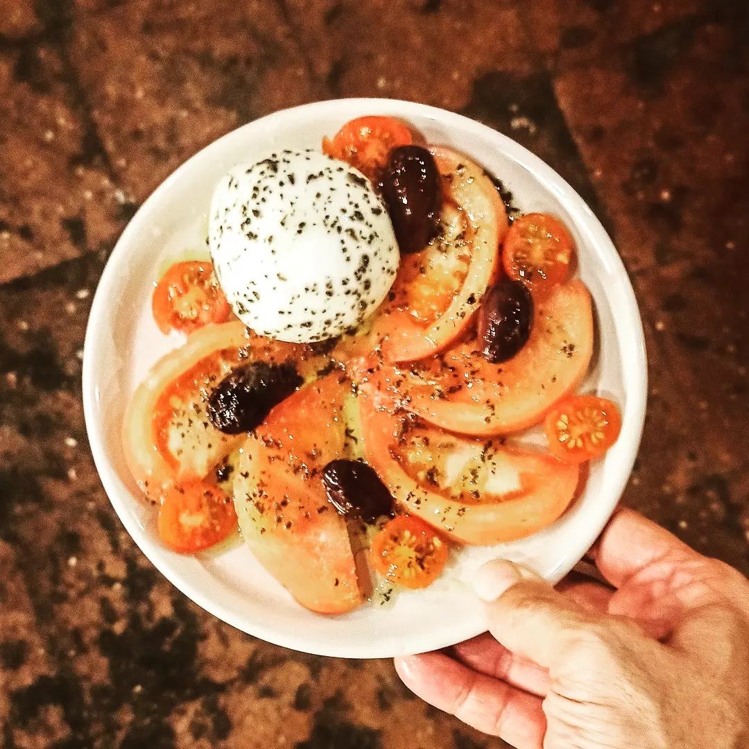 Burratina: Tomaquet, burrata, olives kalamata amb oli trufat en 