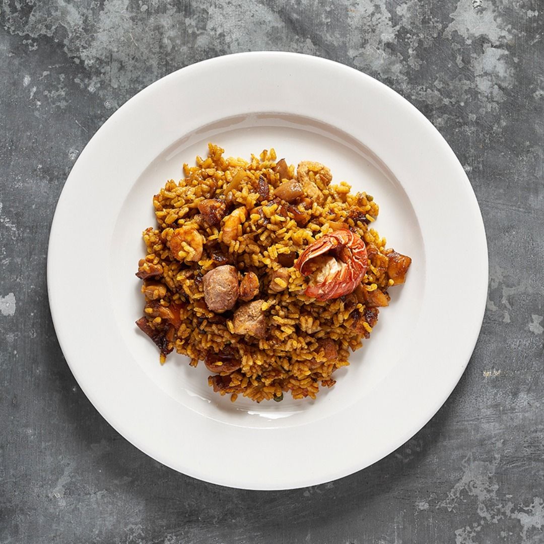 Paella Parellada tradicional con langosta en 