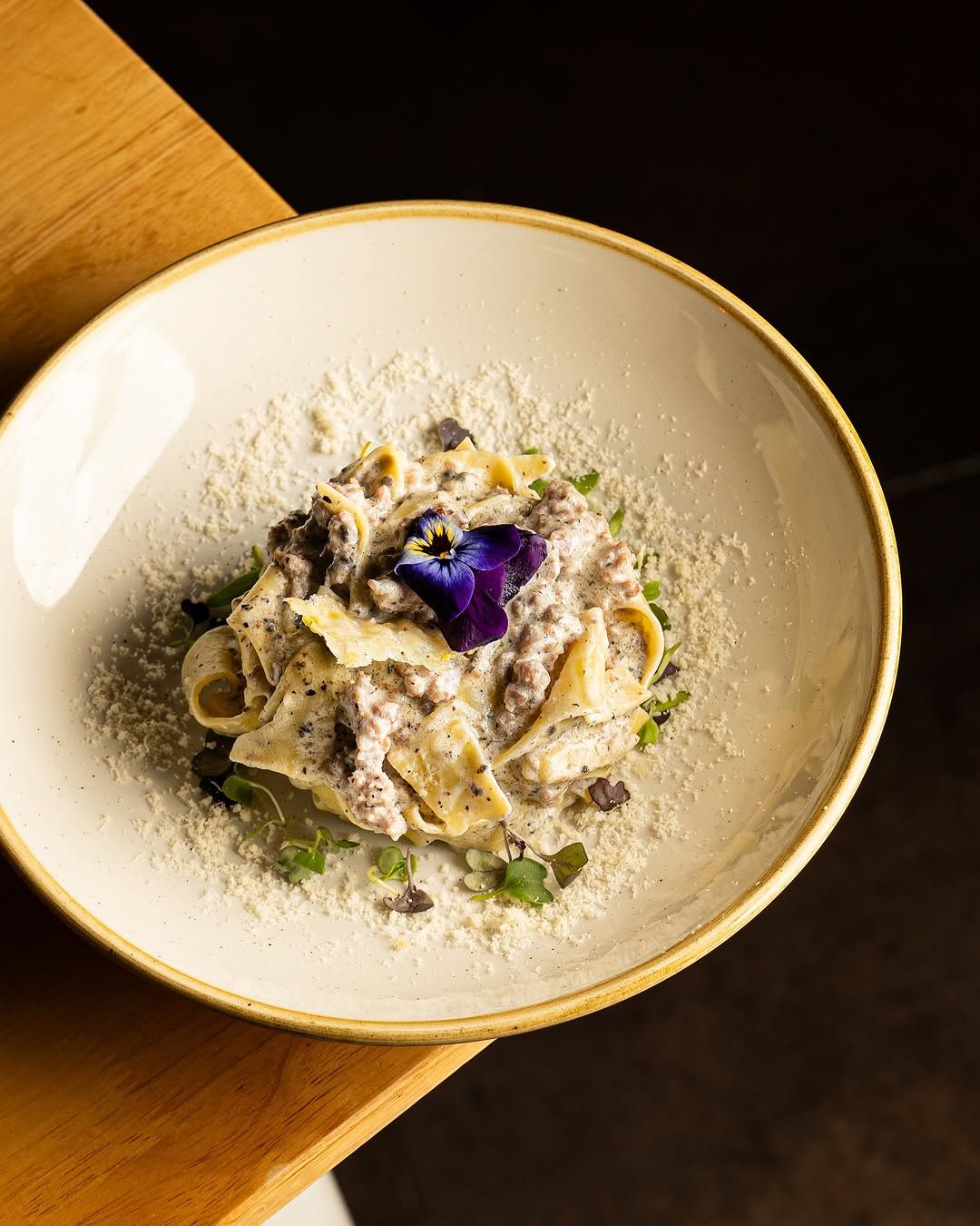 Pappardelle con salchicha, trufa negra y nata. en 