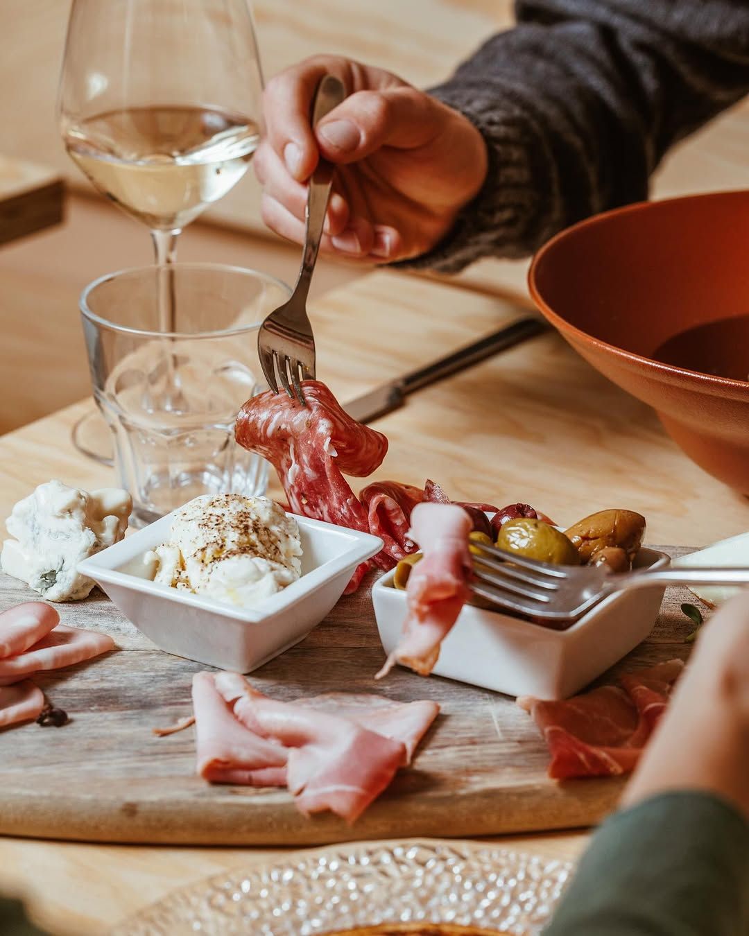 Tabla de Embutidos Italianos con Formaggetta y Aceitunas en 