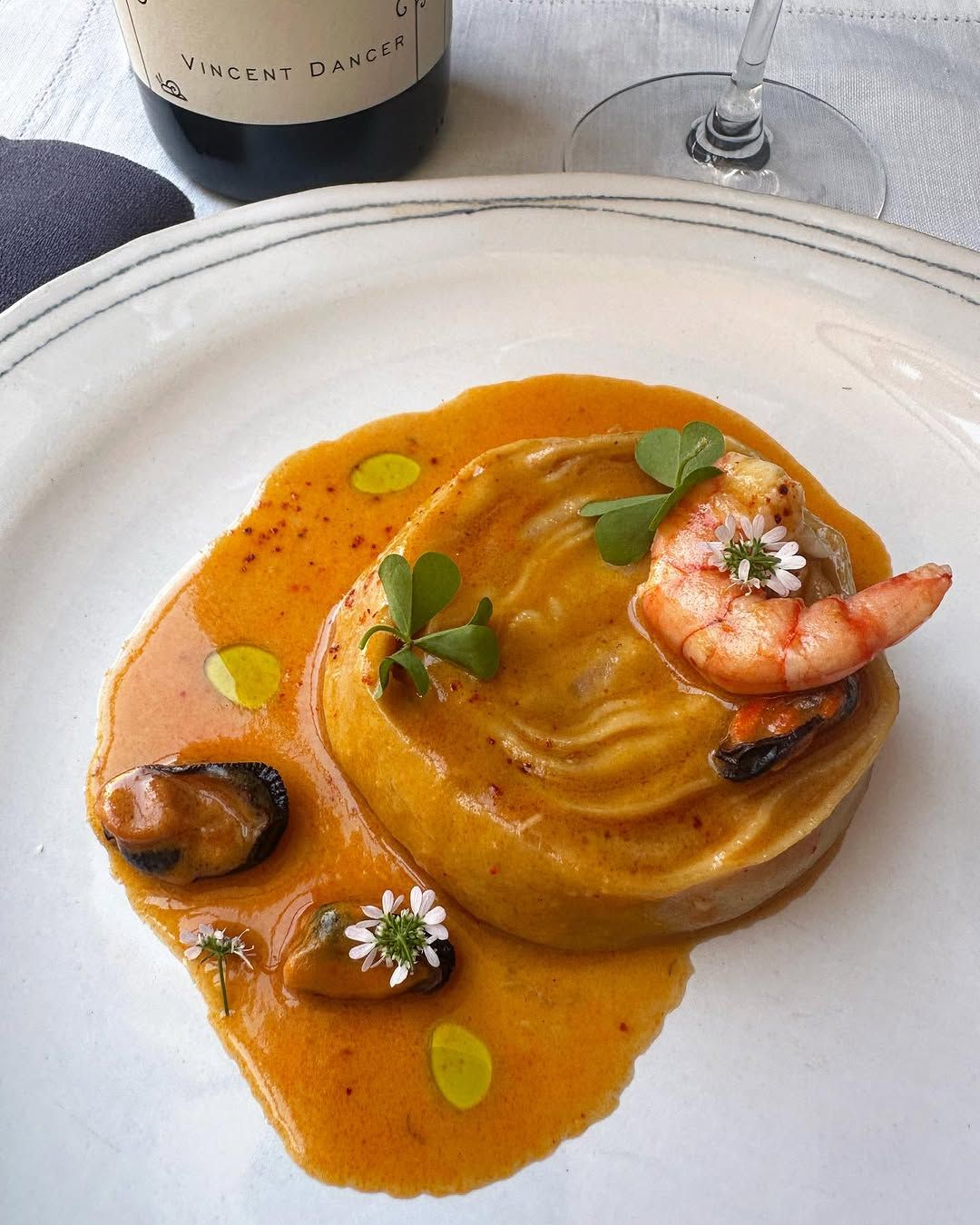 Raviolot” de bogavante y gambita con un suquet de mejillones picante en 