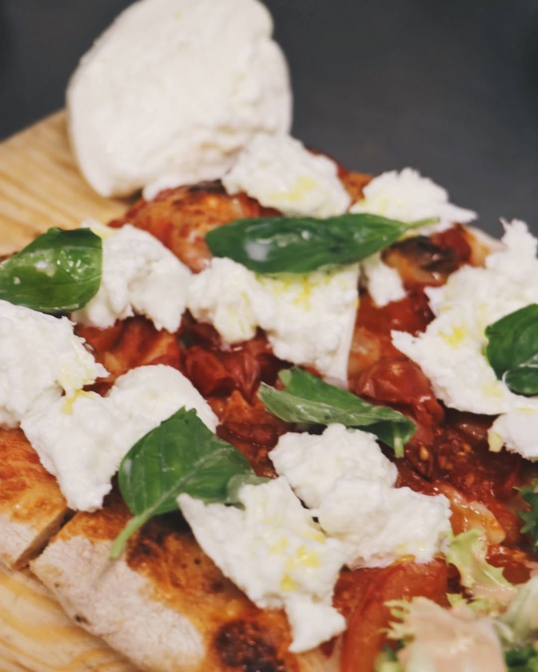focaccia, burrata y tomates cherry en 