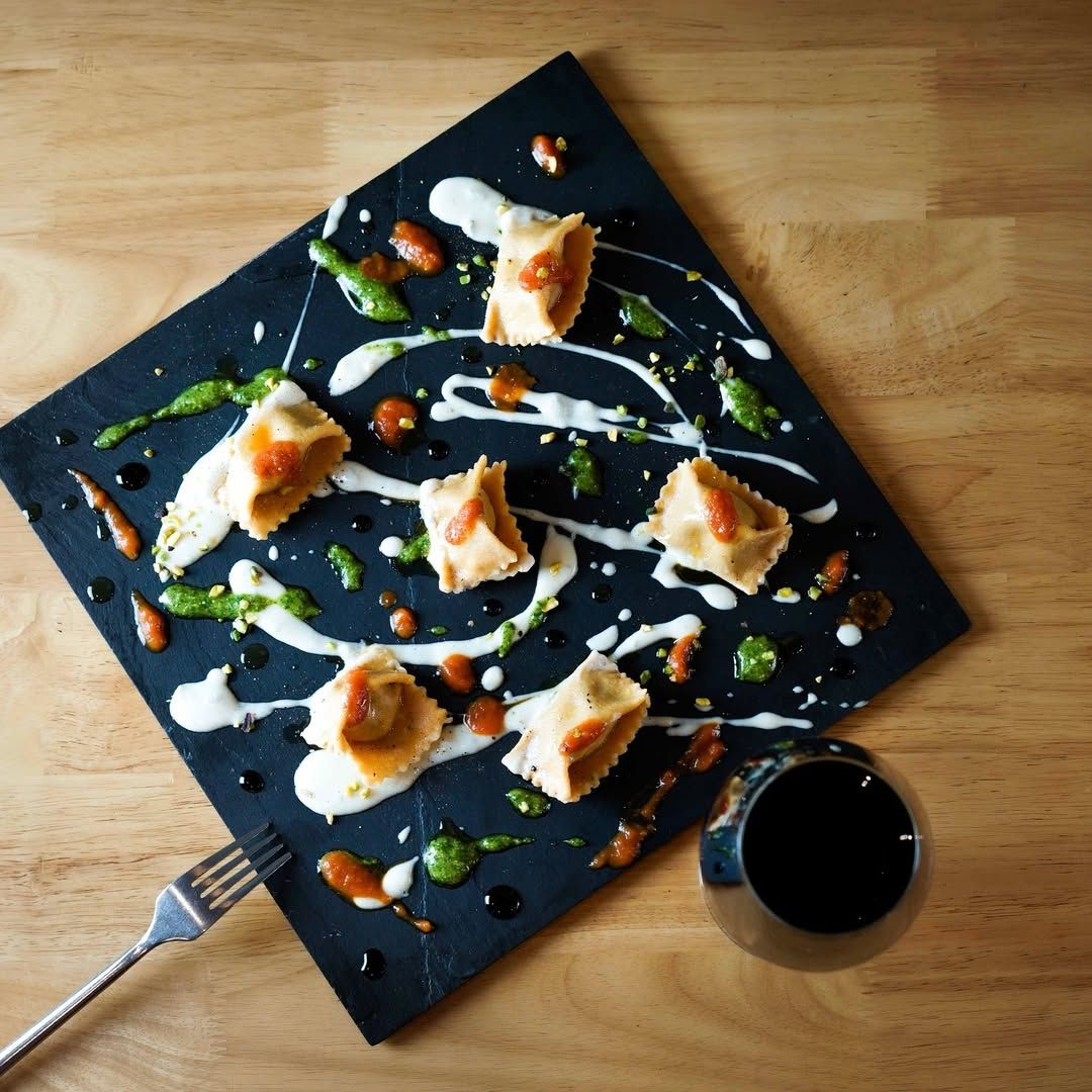 Raviolis de pato y alcachofas con salsa bechamel. en 