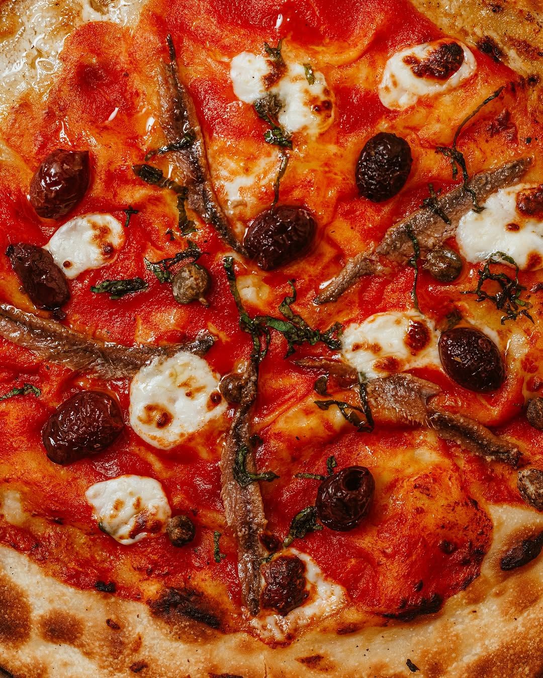 Pizzata con Queso Stracchino con Anchoas, Tomate y Alcaparras en 