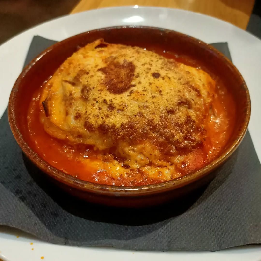 Lasaña con salsa boloñesa y bechamel. en 