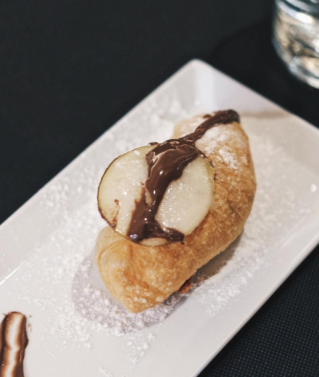 calzone pequeño frito con Nutella y pera en 
