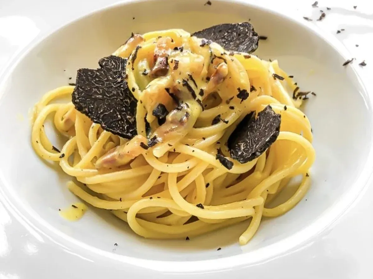Strozzapretti a la carbonara con tartufo nero (G, H, L) en Barcelona
