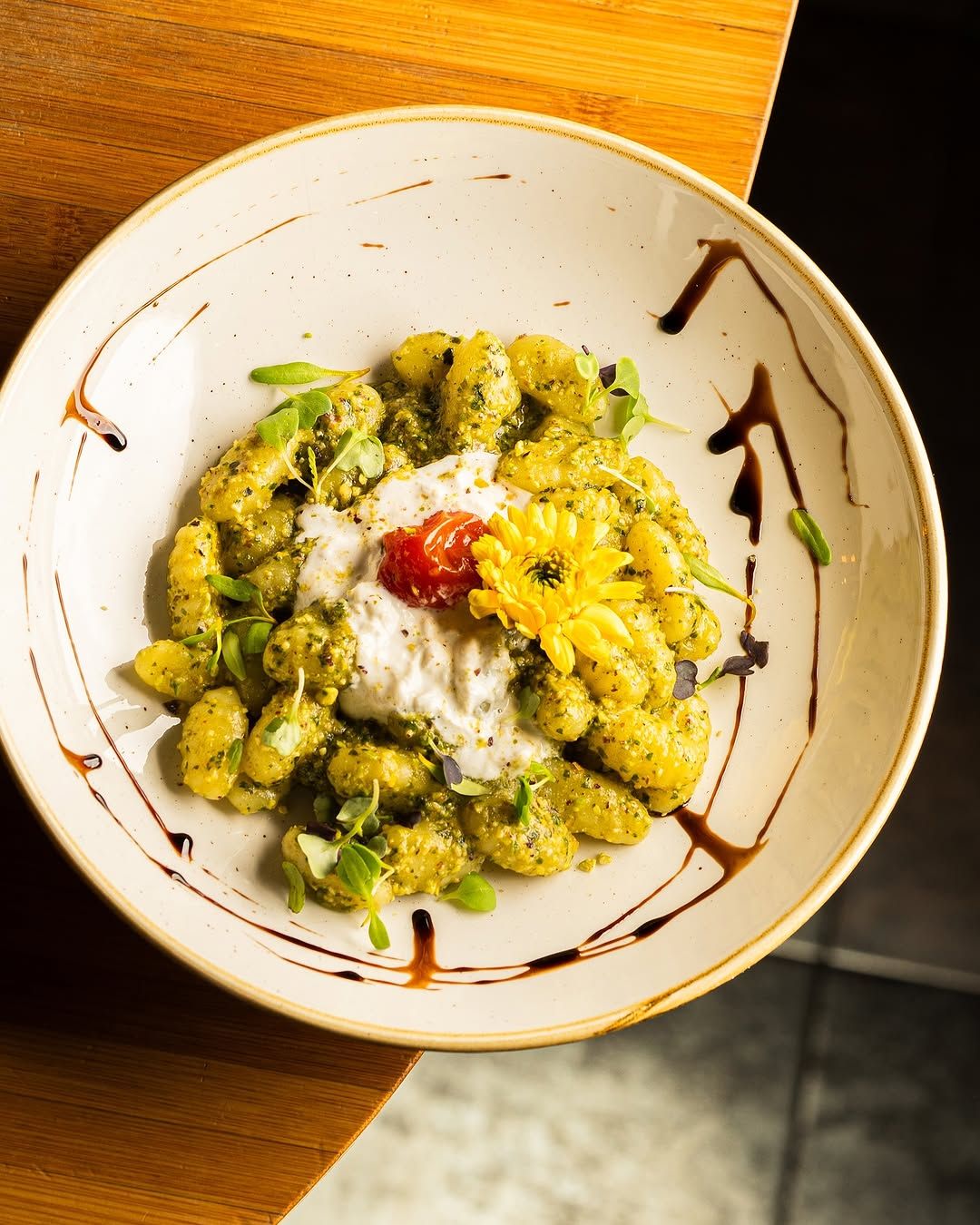 Ñoquis con pesto de pistacho y burrata. en 