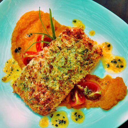 Salmón oscurecido con pakora de salicornia, eneldo y puré de anacardo. en Barcelona
