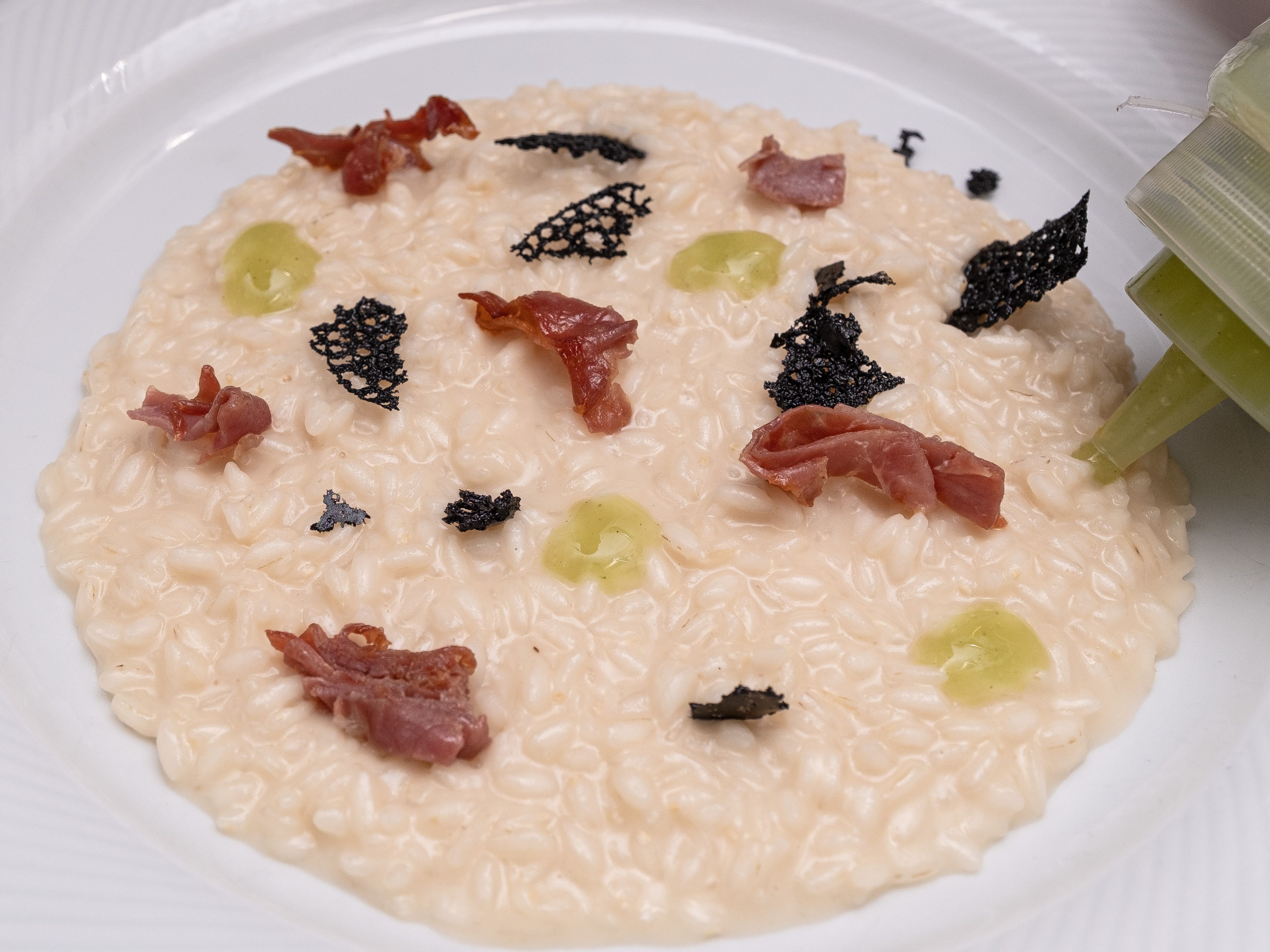Risotto de pluma ibérica y jamón ibérico con escamas de queso en 