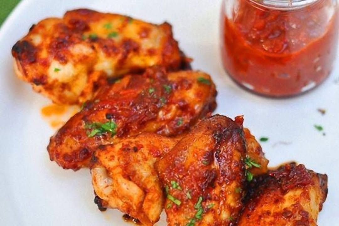 Alitas de pollo adobadas, fritas con salsa bbq en 