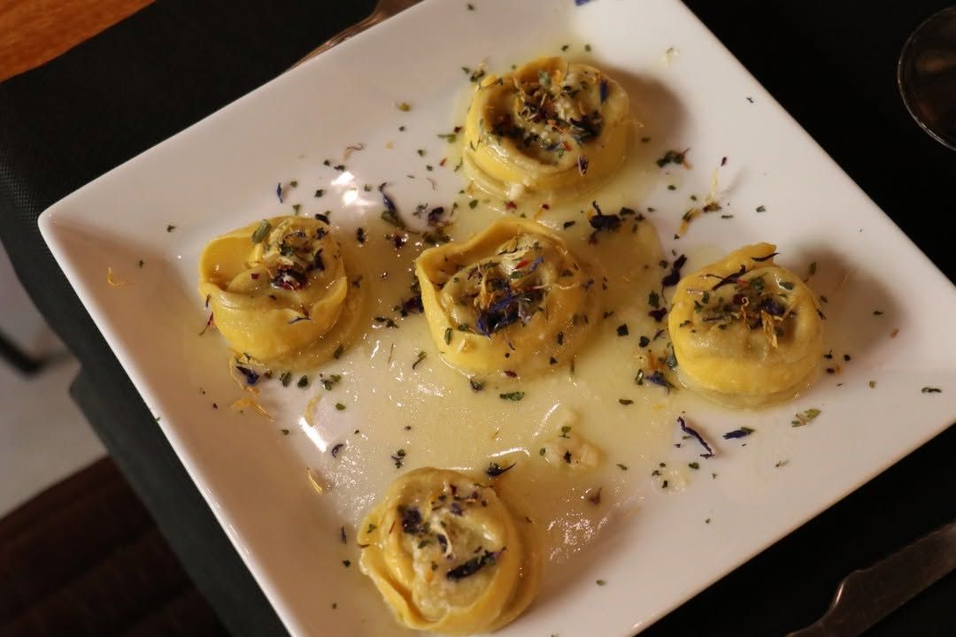 raviolis rellenos de ternera estofada en salsa de mantequilla y parmesano en 