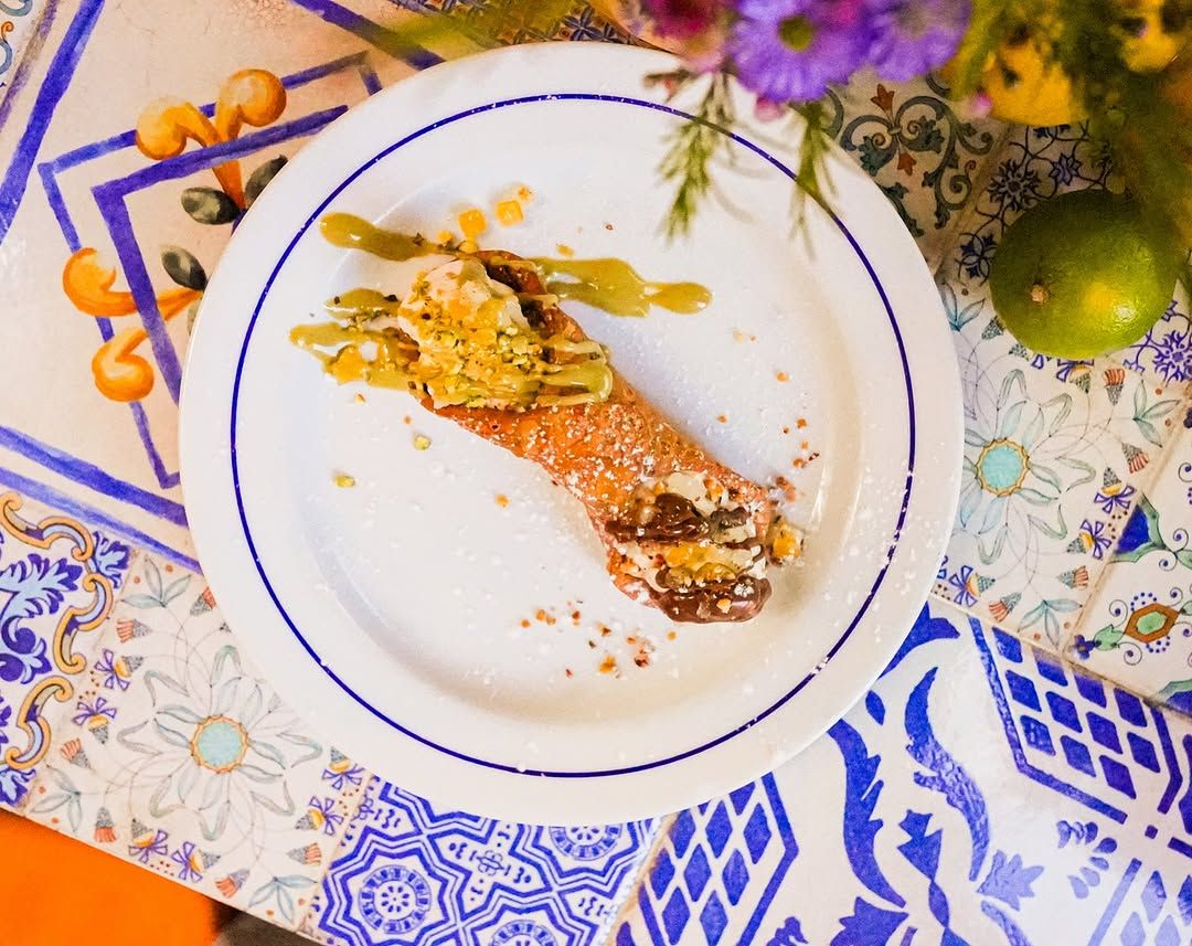 cannoli siciliano gigante relleno de ricota dulce y pistacho en 