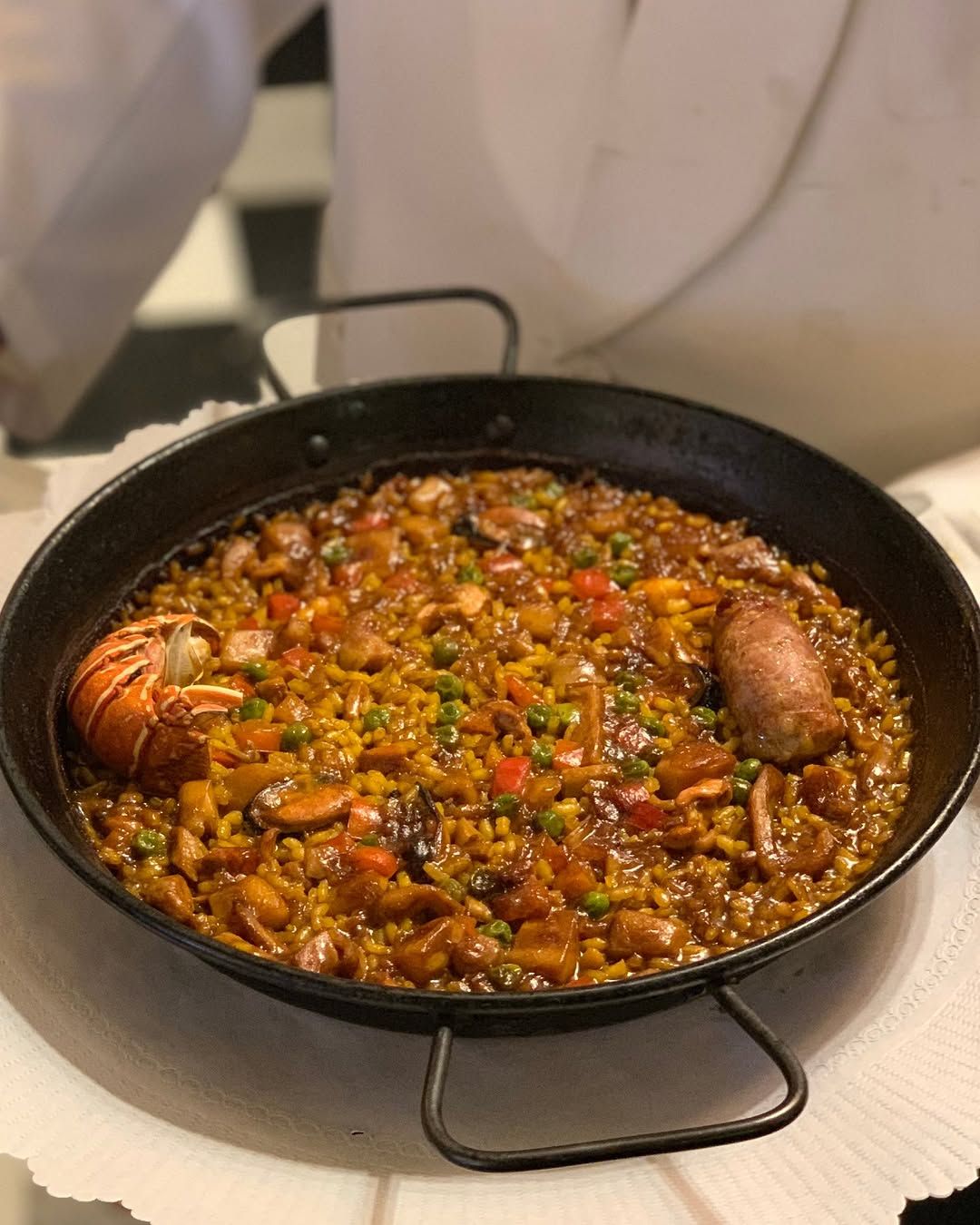 Paella Parellada tradicional de pescado con langosta en 