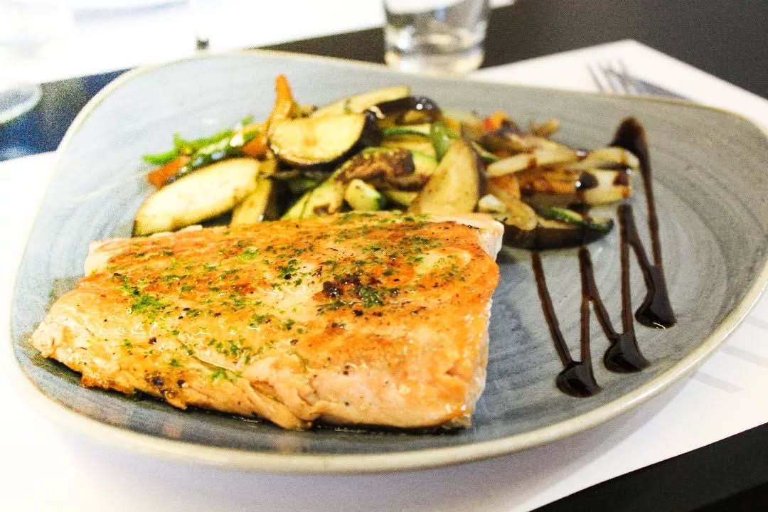 Salmón a la plancha con verduras variadas en 