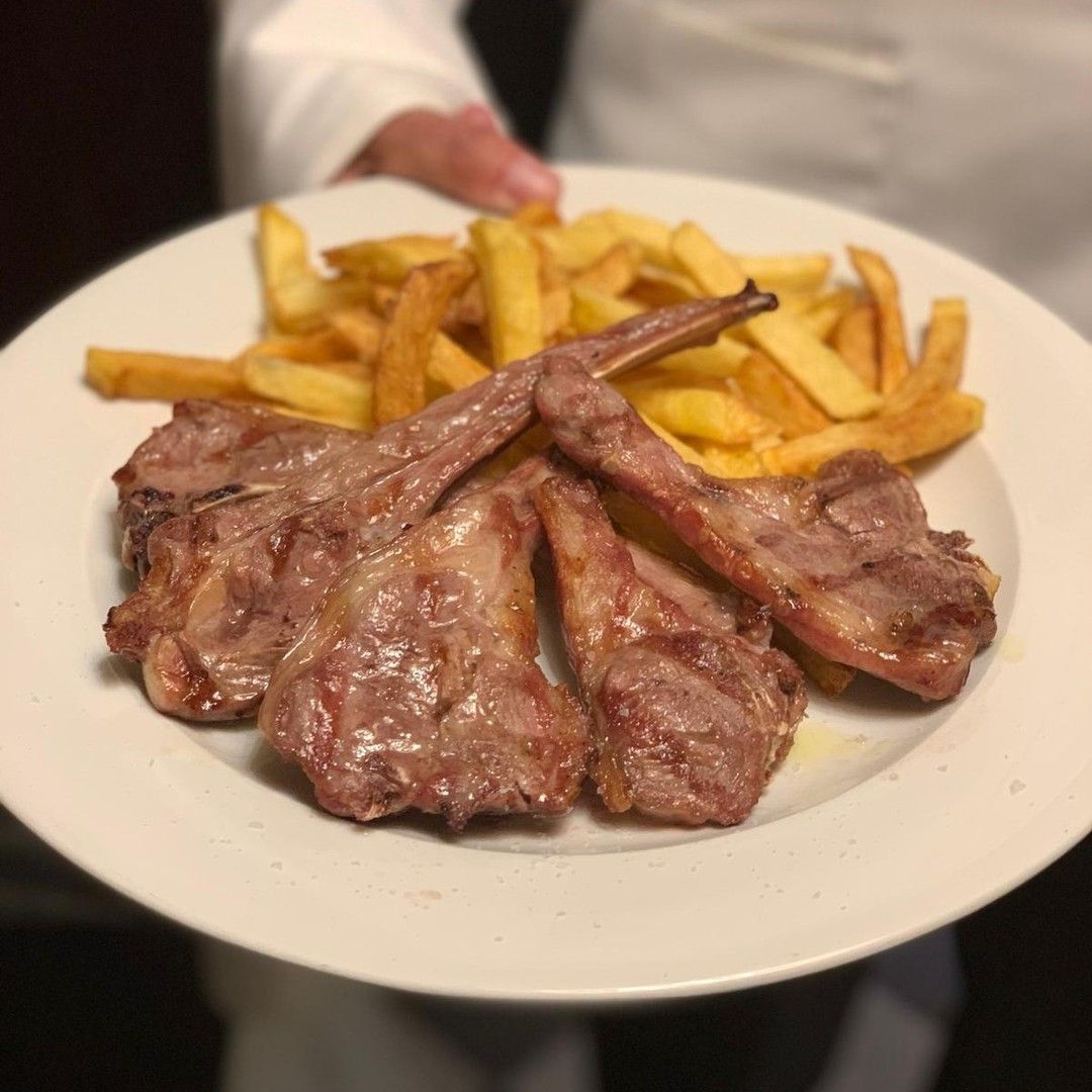 Costillitas de cordero con patatas fritas en 