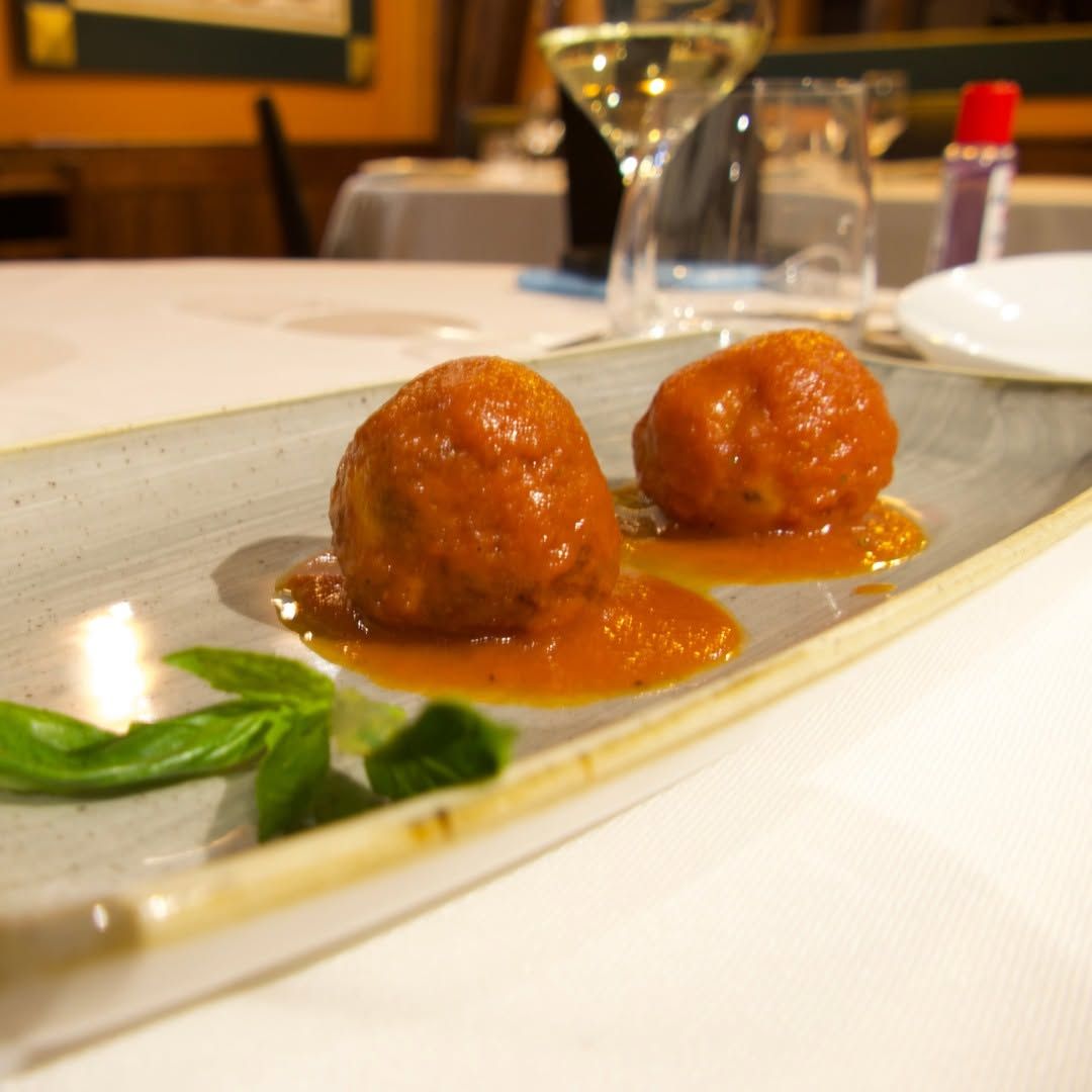 Albóndigas de pescado blanco y limón con salsa de tomate y albahaca en 