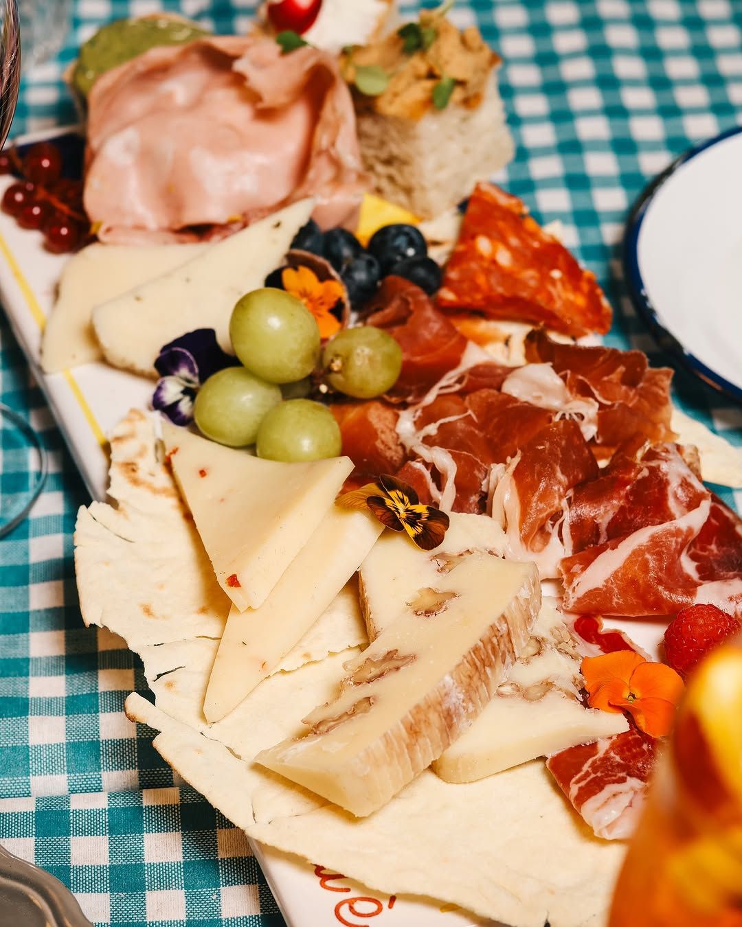 tabla mixta "a la Fantasio" con embutidos, quesos italianos y mucho más en 