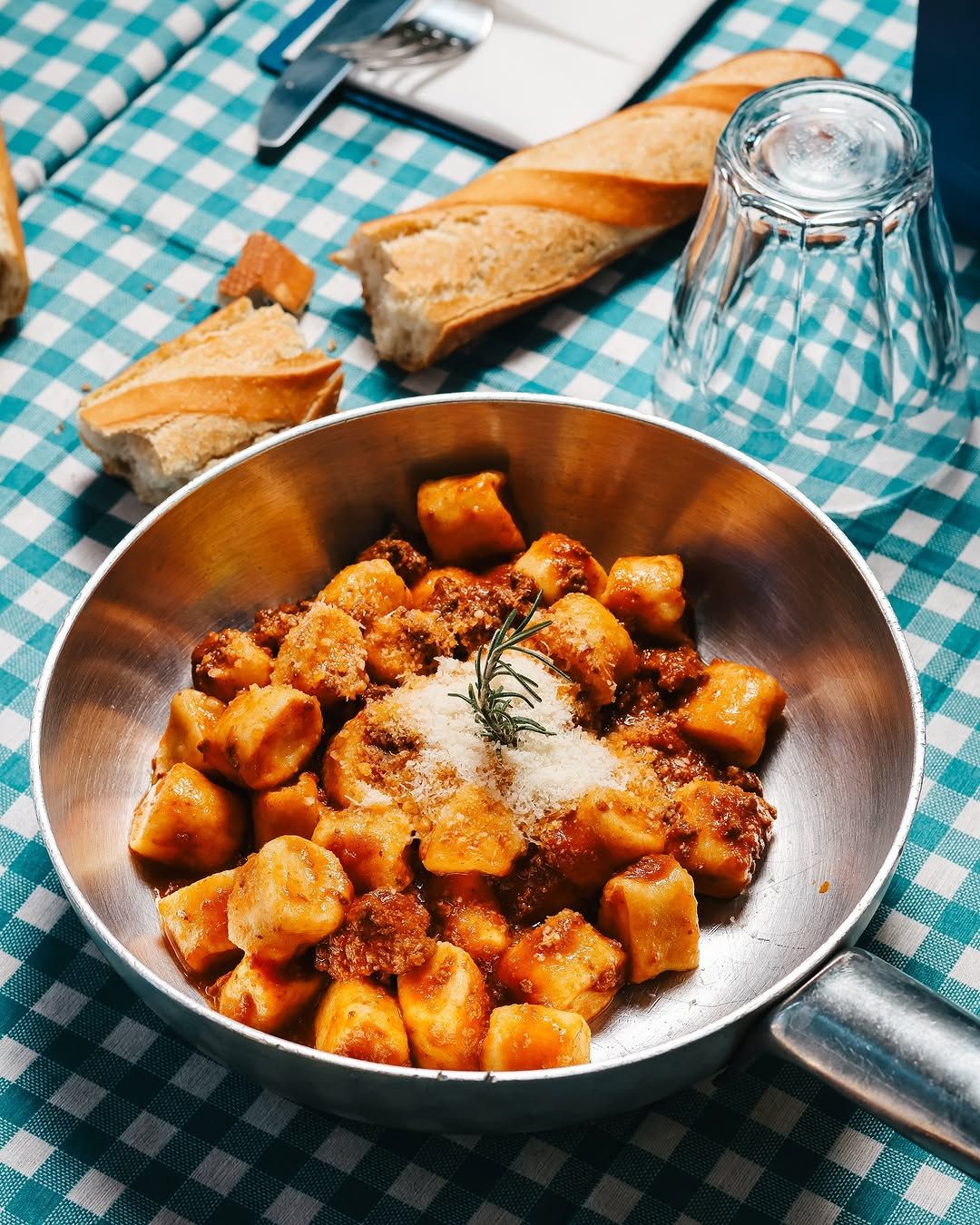 ñoquis caseros de patata salteados con salsa a la bolonesa en 