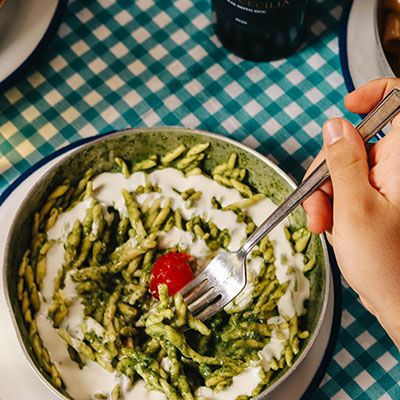 trofie de pasta fresca con salsa de albahaca en 