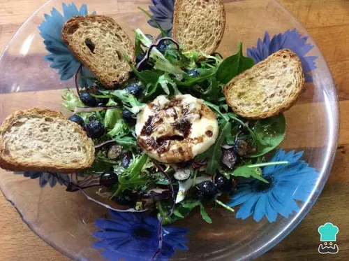 ensalada de rulo y frutos rojos en 