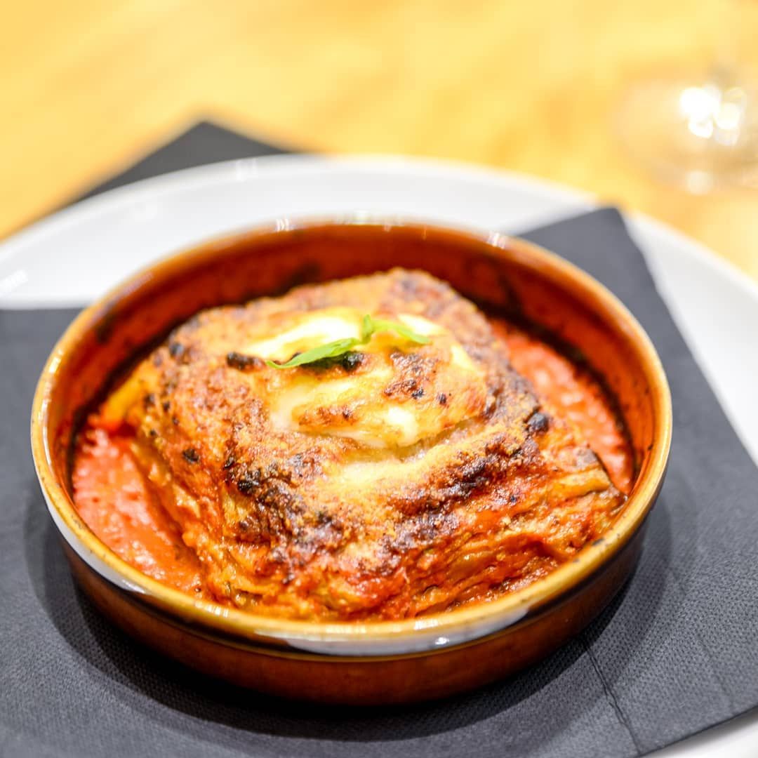 Milhojas de berenjena con tomate y parmesano. en 