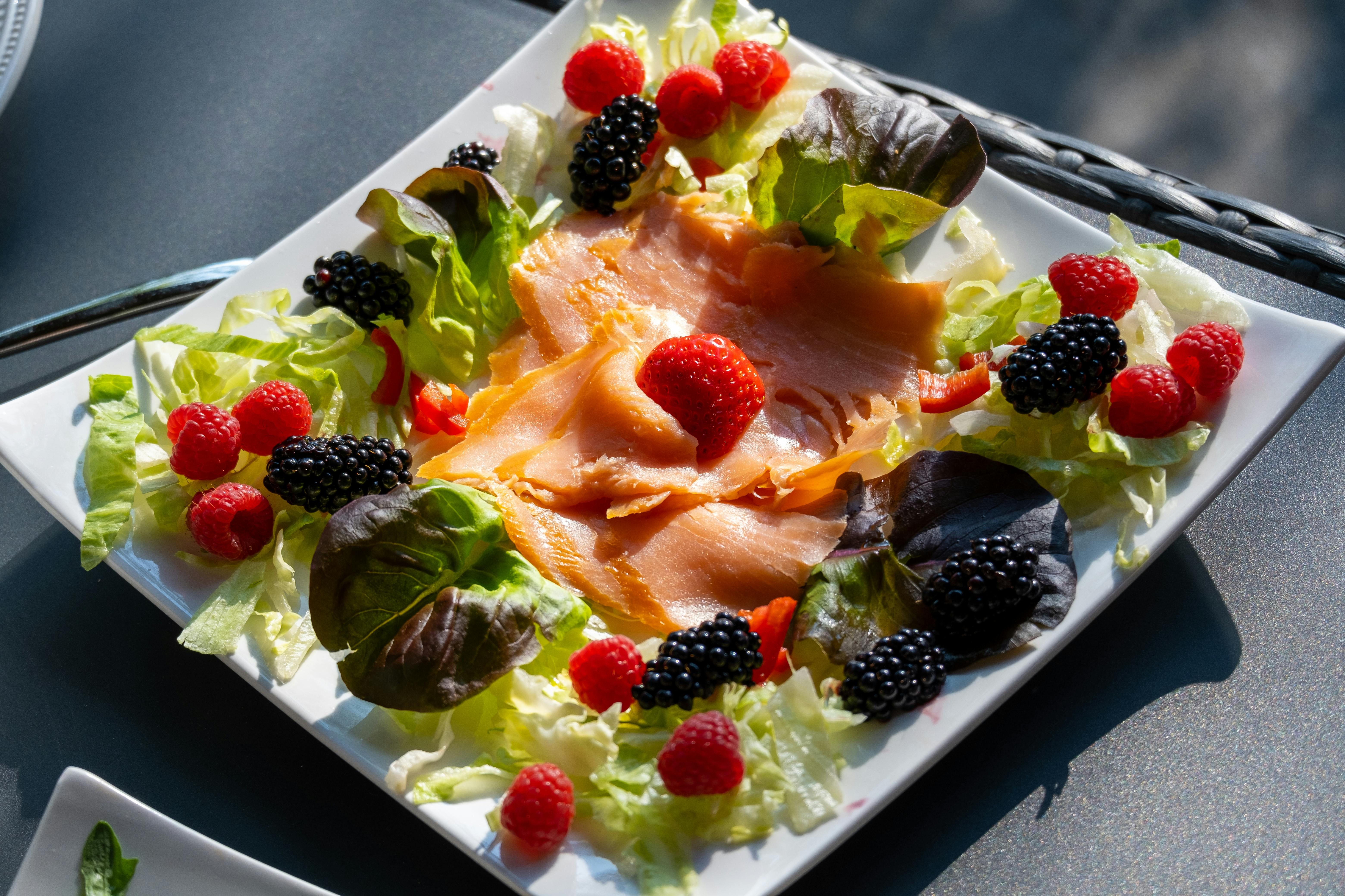 ensalada de rulo y frutos rojos en 