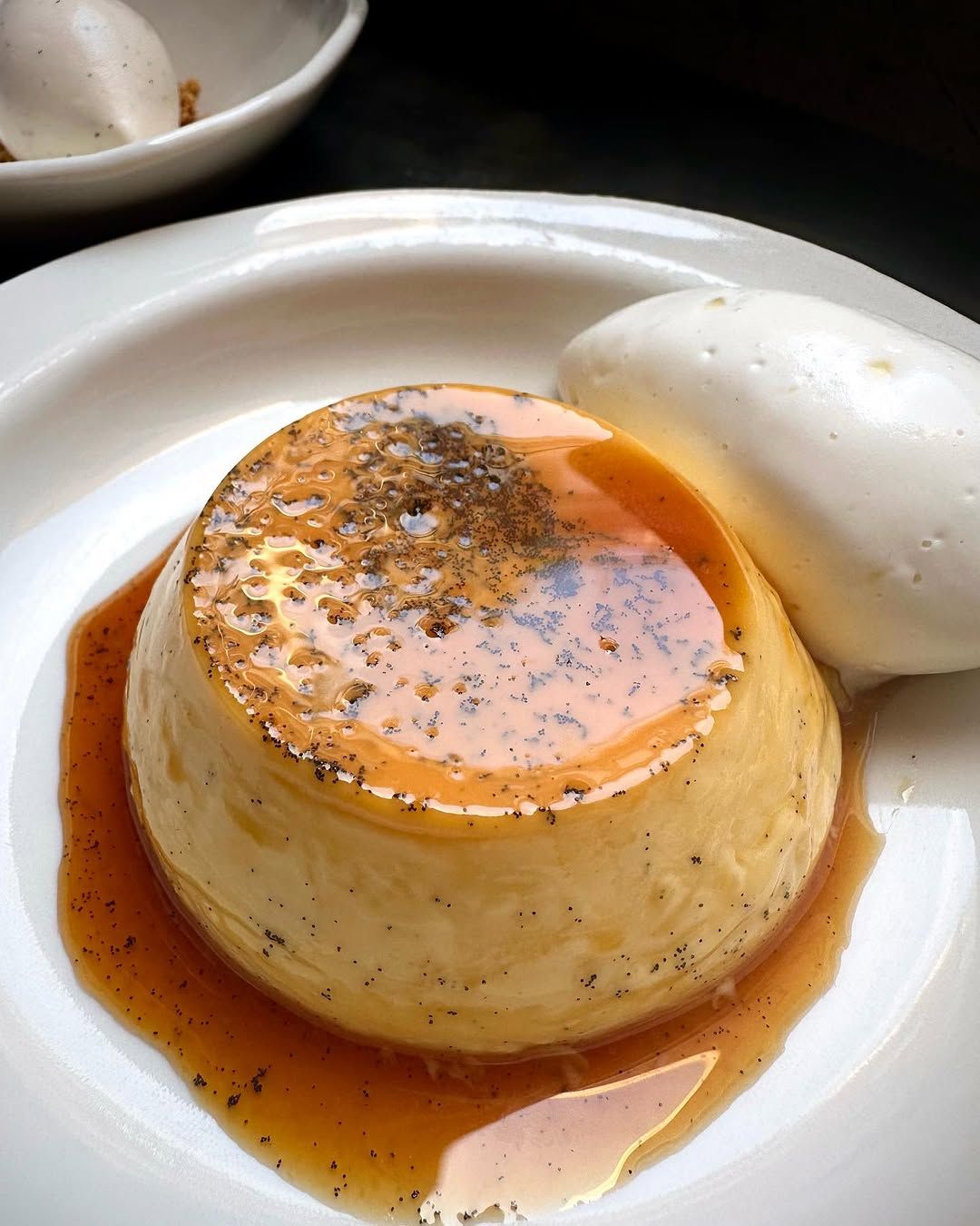 Flan con nata y helado de vainilla  en 
