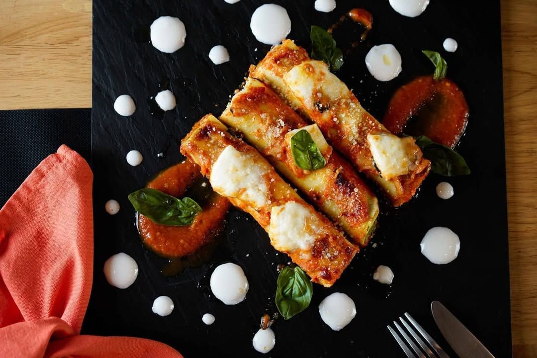 Canelones de ricotta y berenjena con tomate y mozzarella de búfala. en 