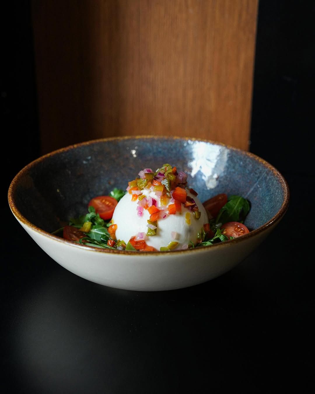 Cremosa Burrata con Rúcula y Tomates en 
