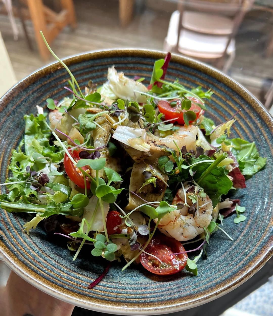 ENSALADA DE GAMBAS Y ALCACHOFAS CON VINAGRETA DE LIMON en 