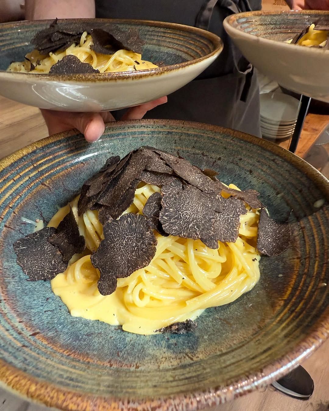 LINGUINE A LA CARBONARA TRUFADA CON CEPS en 
