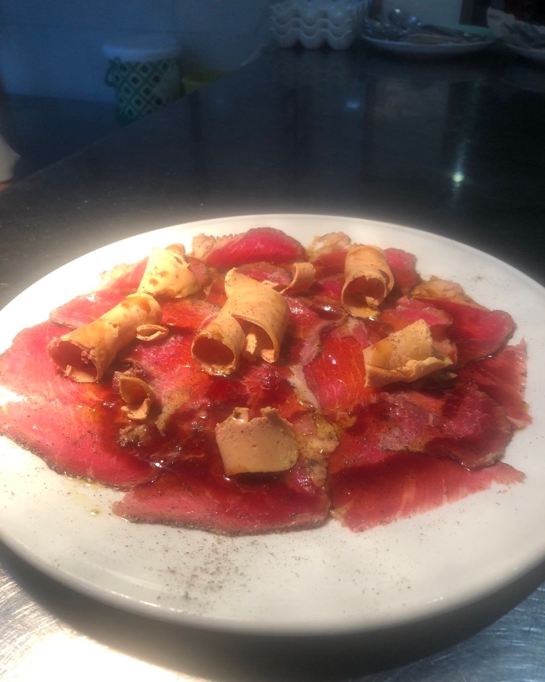 Carpaccio de presa ibérica ahumada y foie en 