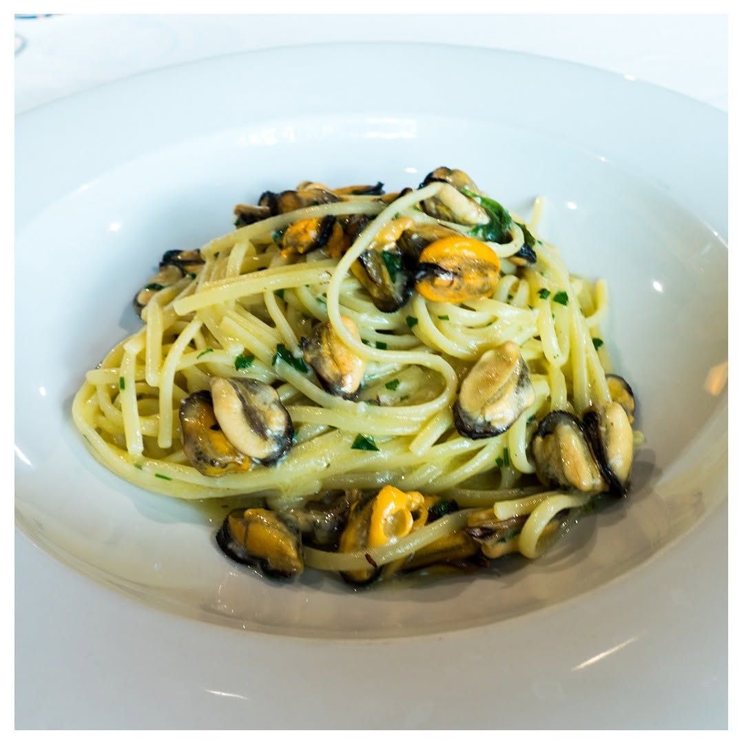 Linguine con mejillones, queso pecorino y menta en 