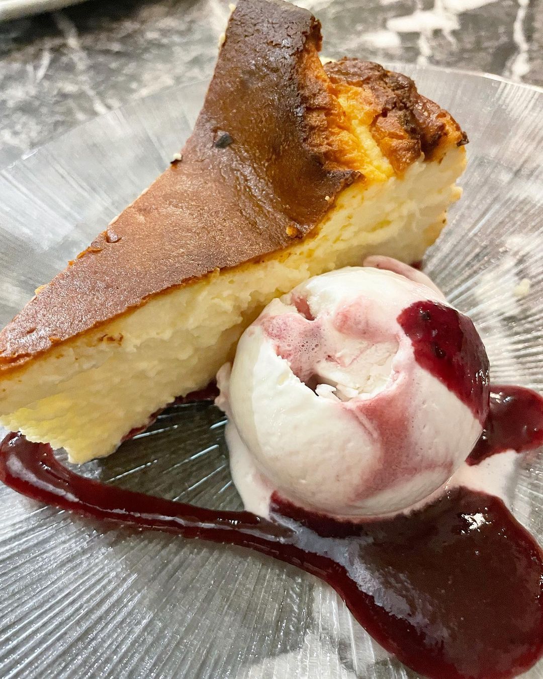 TARTA DE QUESO HORNEADA Y HELADO DE FRESA en Badajoz