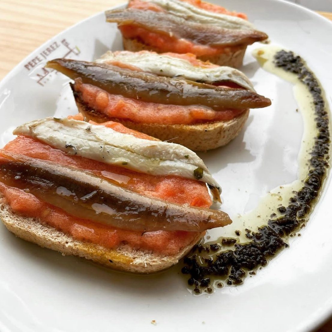 TOSTAS DE ANCHOAS AHUMADAS, BOQUERONES Y SALMOREJO en Badajoz