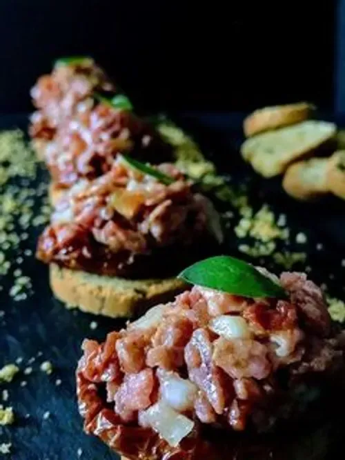 tosta de tartar de fuet en 