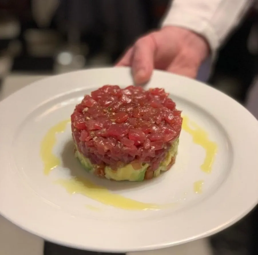 Tartar de atún fresco con aguacate en 