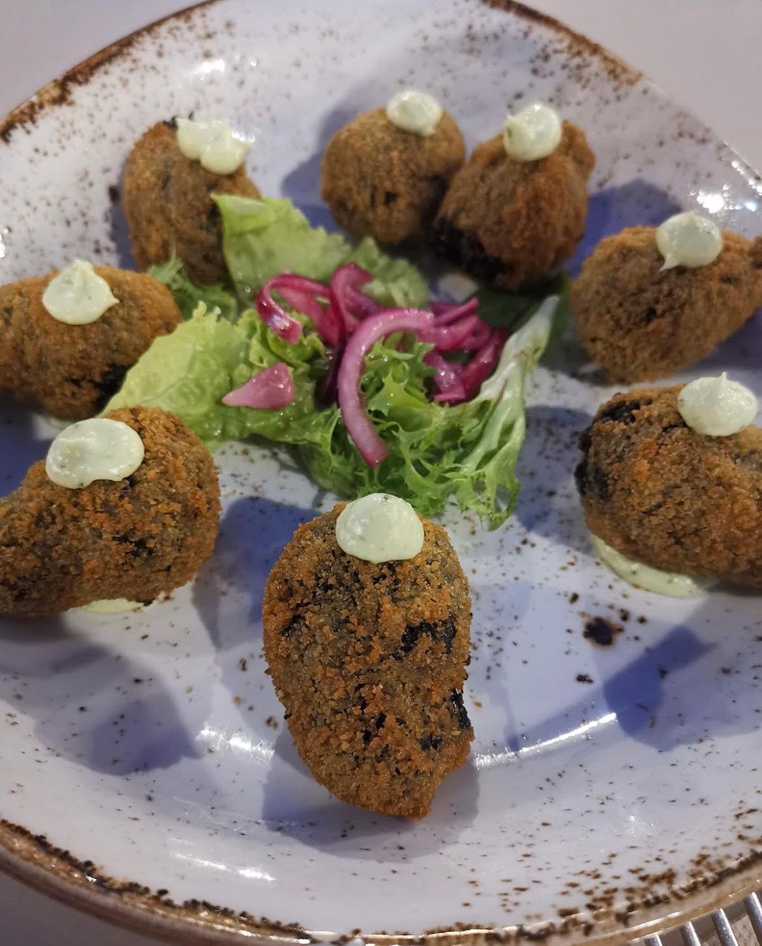 CROQUETAS DE CHIPIRÓN EN SU TINTA CON ALIOLI en Badajoz